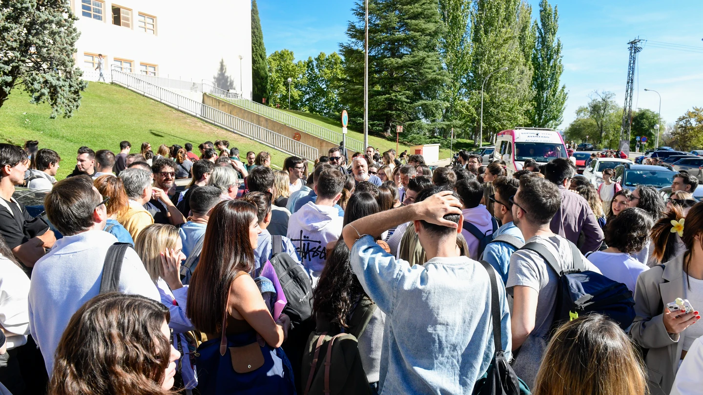 Aspirantes a personal fijo de RTVE se concentran este domingo en el exterior de la Facultad de Ciencias Económicas de la UCM Aspirantes a personal fijo de RTVE se concentran este domingo en el exterior de la Facultad de Ciencias Económicas de la UCM