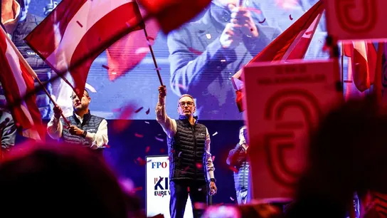 El presidente y principal candidato del Partido de la Libertad de Austria (FPÖ), Herbert Kickl, ondea una bandera durante el mitin electoral del partido en Viena. Abren los colegios electorales en Austria para las elecciones generales