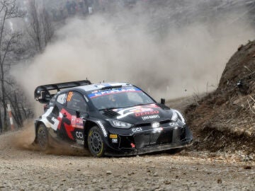 Kalle Rovanperä suma la cuarta, mientras que Neuville y Tänak se citan por el título