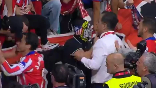 Koke y Giménez, con un aficionado encapuchado Koke y Giménez, con un aficionado encapuchado