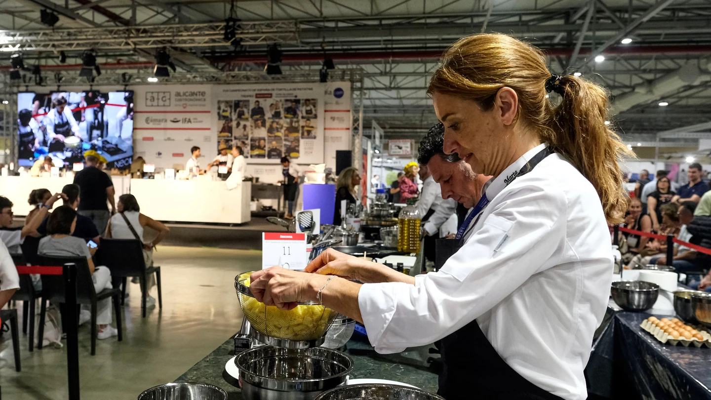 Cocineros concursantes en la final del Campeonato de España de Tortilla de Patatas que se celebra este domingo en Elche Cocineros concursantes en la final del Campeonato de España de Tortilla de Patatas que se celebra este domingo en Elche