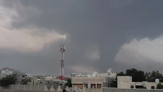 El humo se eleva desde el lugar de los ataques aéreos israelíes en la ciudad portuaria de Al Hodeida,Yemen El humo se eleva desde el lugar de los ataques aéreos israelíes en la ciudad portuaria de Al Hodeida, Yemen