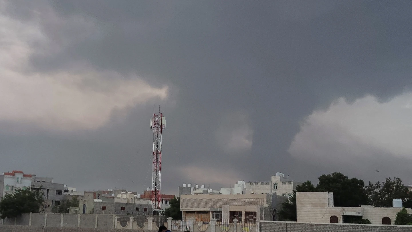 El humo se eleva desde el lugar de los ataques aéreos israelíes en la ciudad portuaria de Al Hodeida,Yemen El humo se eleva desde el lugar de los ataques aéreos israelíes en la ciudad portuaria de Al Hodeida, Yemen