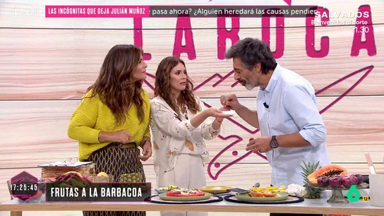 Juan del Val prueba la fruta a la barbacoa Juan del Val prueba la fruta a la barbacoa