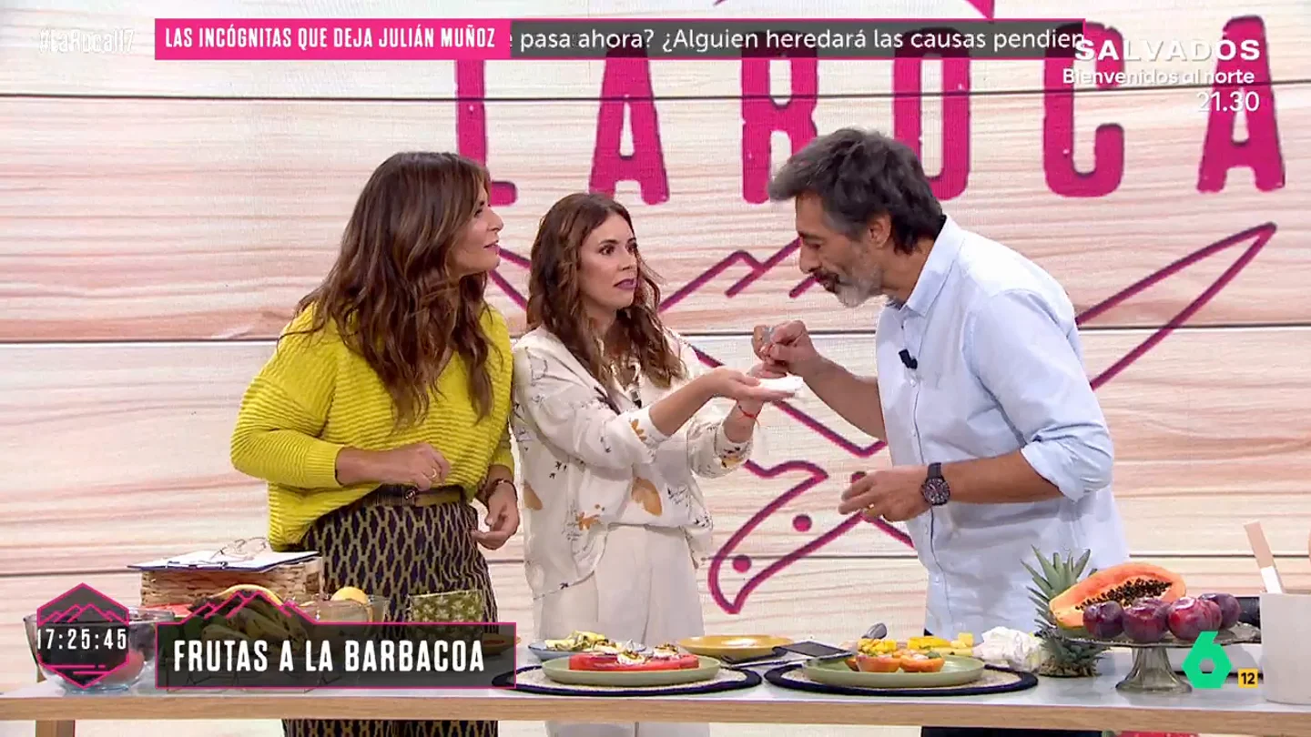 Juan del Val prueba la fruta a la barbacoa Juan del Val prueba la fruta a la barbacoa