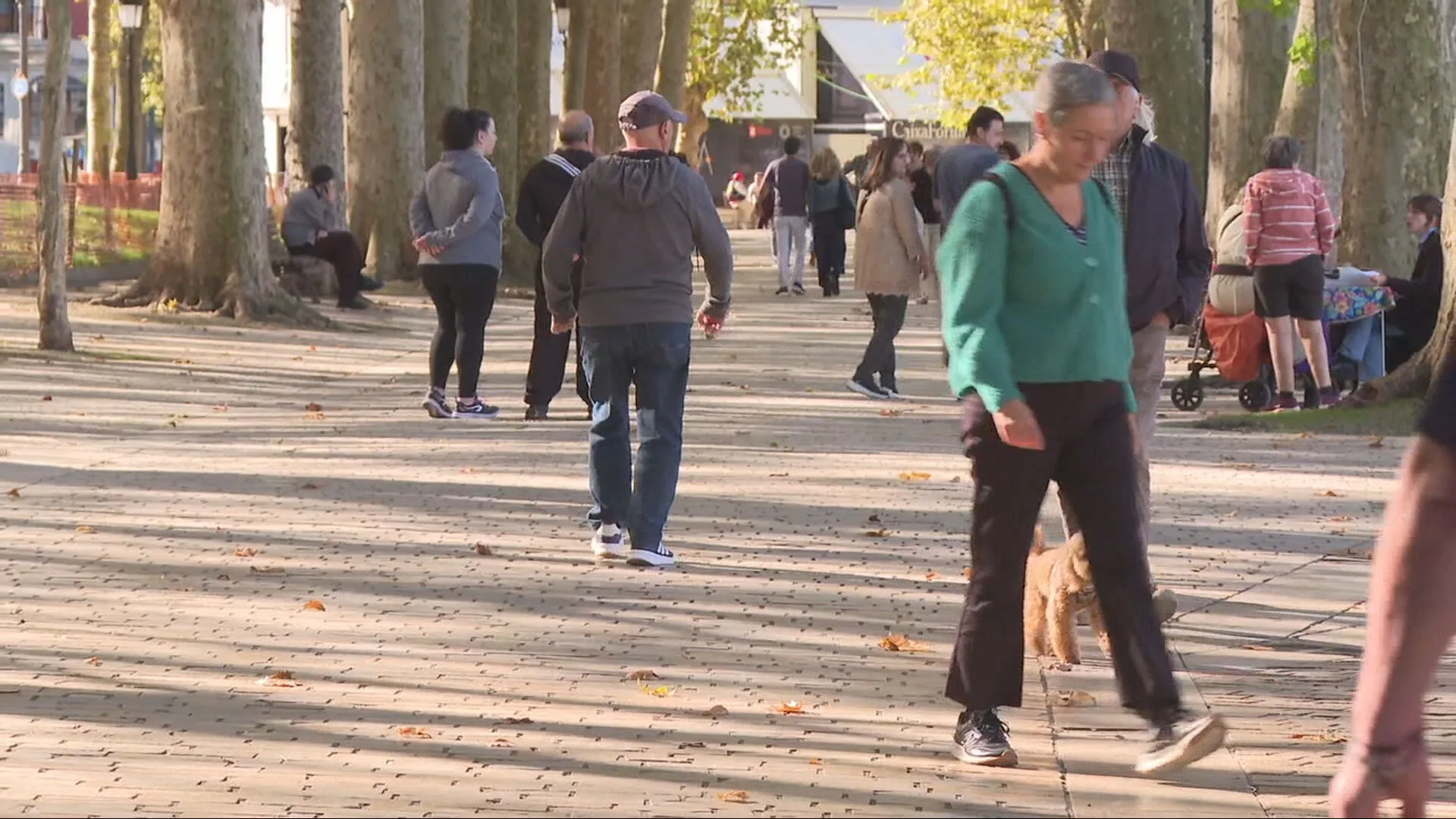 Personas paseando