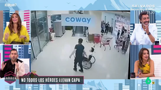 Un hombre 'rescata' a una mujer en silla de ruedas Un hombre 'rescata' a una mujer en silla de ruedas