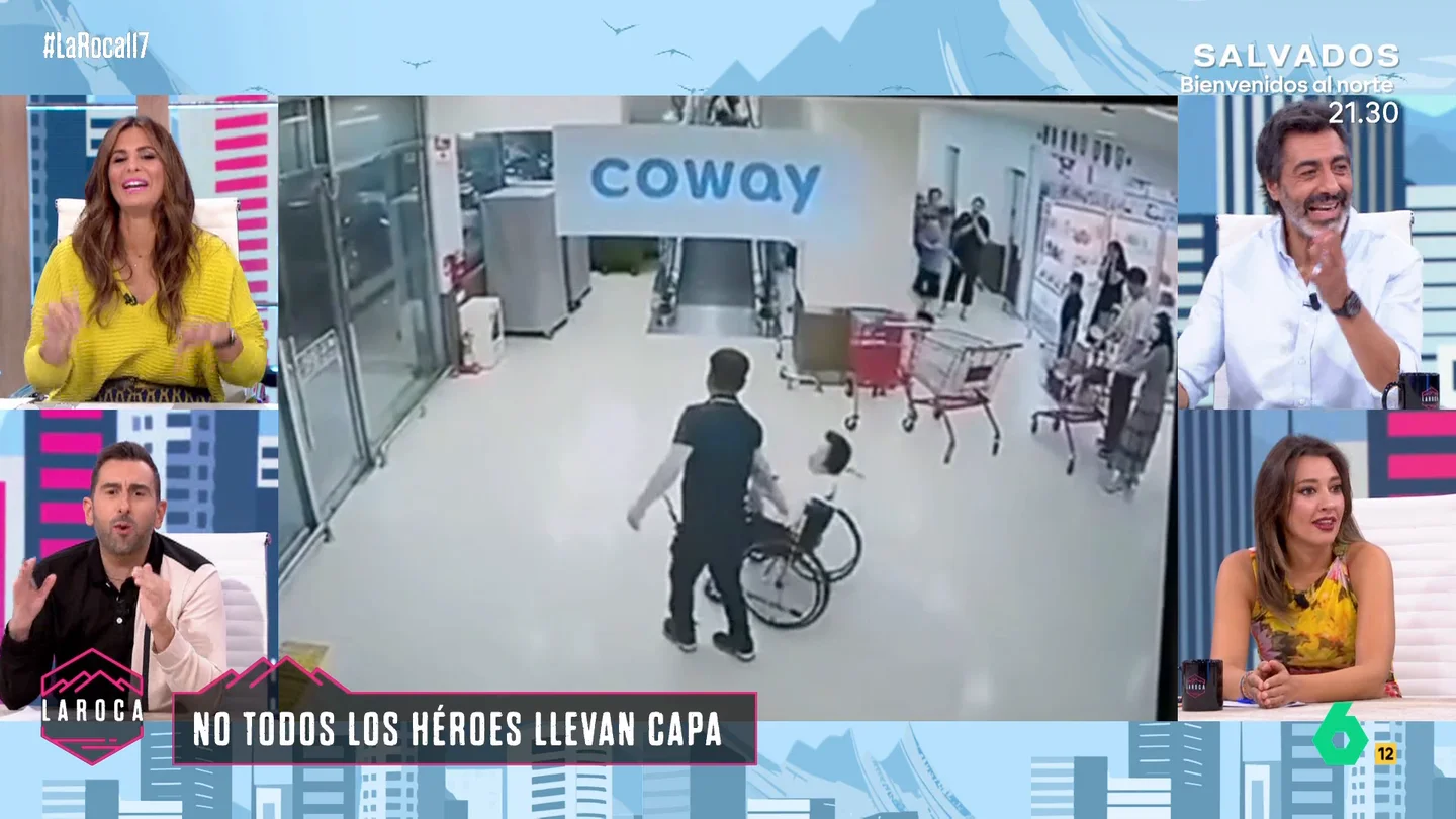 Un hombre 'rescata' a una mujer en silla de ruedas Un hombre 'rescata' a una mujer en silla de ruedas