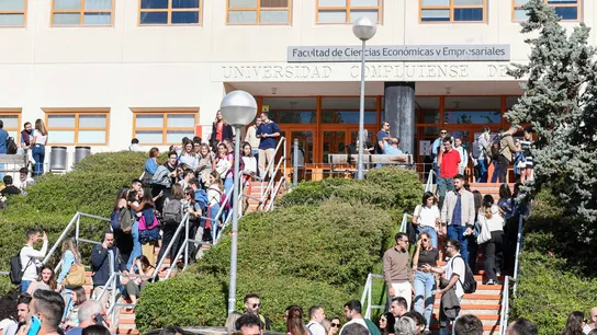 Aspirantes al puesto de informador de RTVE salen tras la suspensión del examen Aspirantes al puesto de informador de RTVE salen tras la suspensión del examen