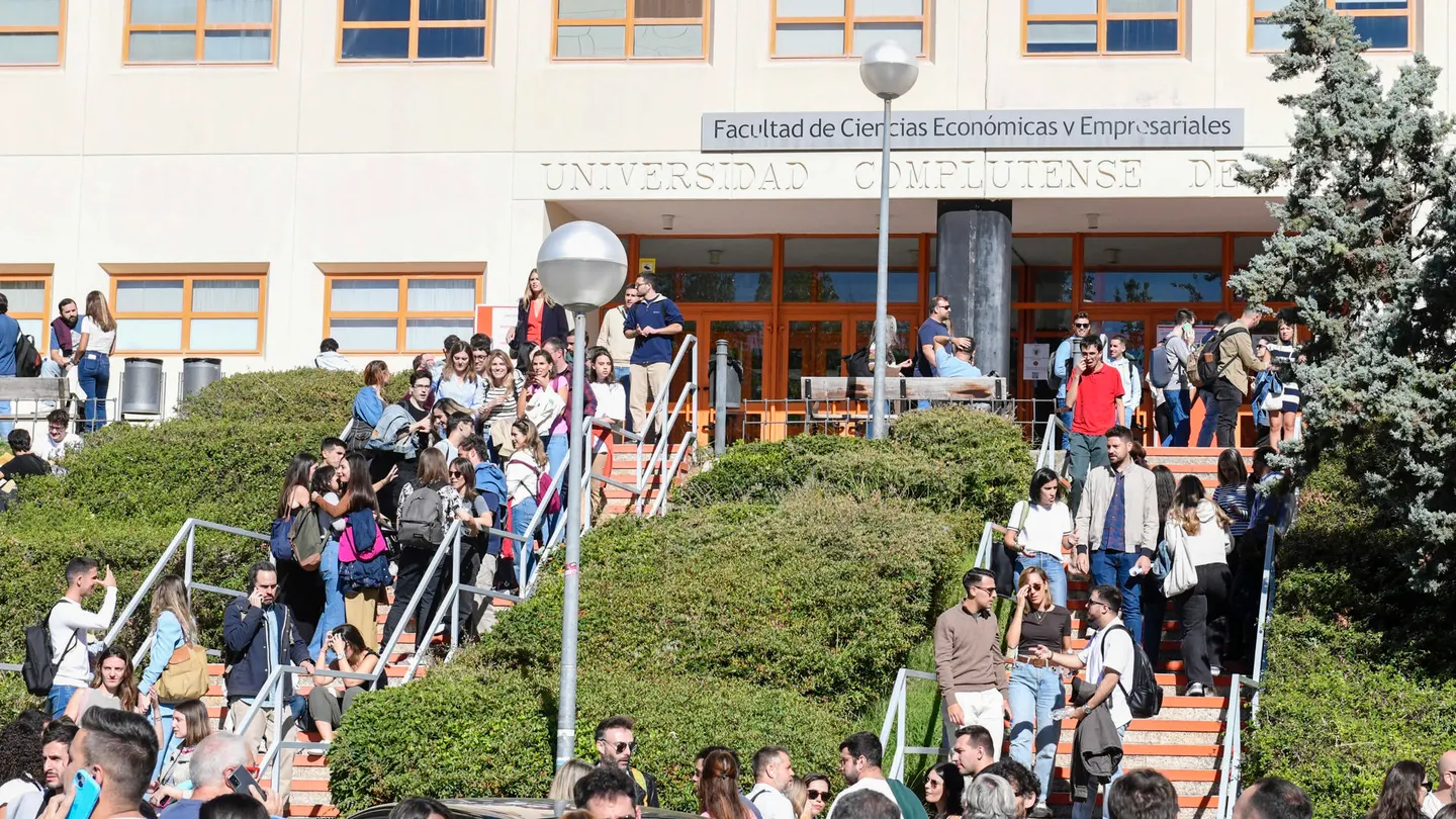 Aspirantes al puesto de informador de RTVE salen tras la suspensión del examen Aspirantes al puesto de informador de RTVE salen tras la suspensión del examen