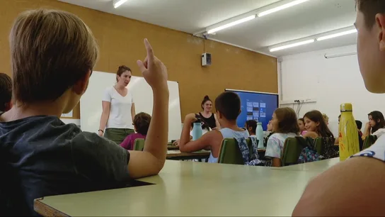 Una profesora da clase a sus alumnos Una profesora da clase a sus alumnos