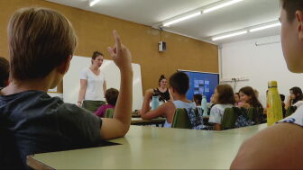 Una profesora da clase a sus alumnos