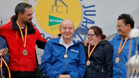 El rey em&eacute;rito Juan Carlos I, tras recibir la medalla de la Federaci&oacute;n de Vela Gallega