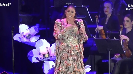Isabel Pantoja se lleva la mano al corazón Isabel Pantoja se lleva la mano al corazón