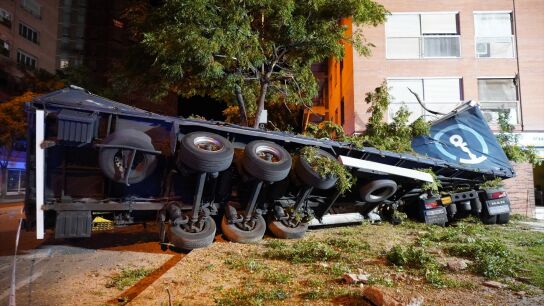 Un cami&oacute;n empotrado contra un edificio en Lleida