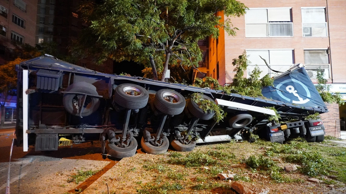 Un camión empotrado contra un edificio en Lleida Un camión empotrado contra un edificio en Lleida
