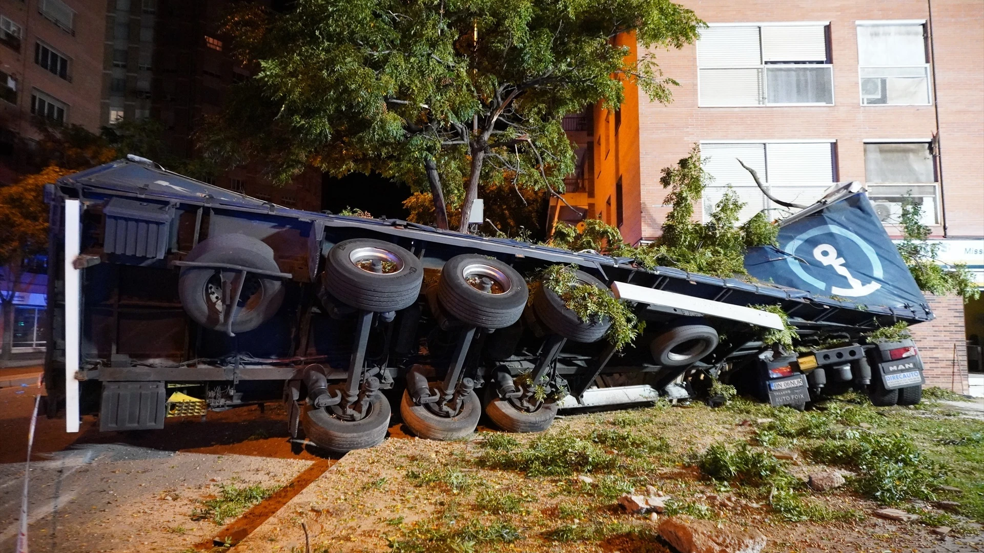 Un camión empotrado contra un edificio en Lleida