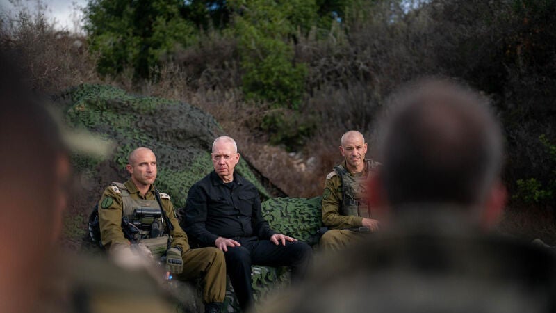 El ministro de Defensa israelí, Yoav Gallant, con las tropas israelíes que se preparan para una incursión por tierra en Líbano. 