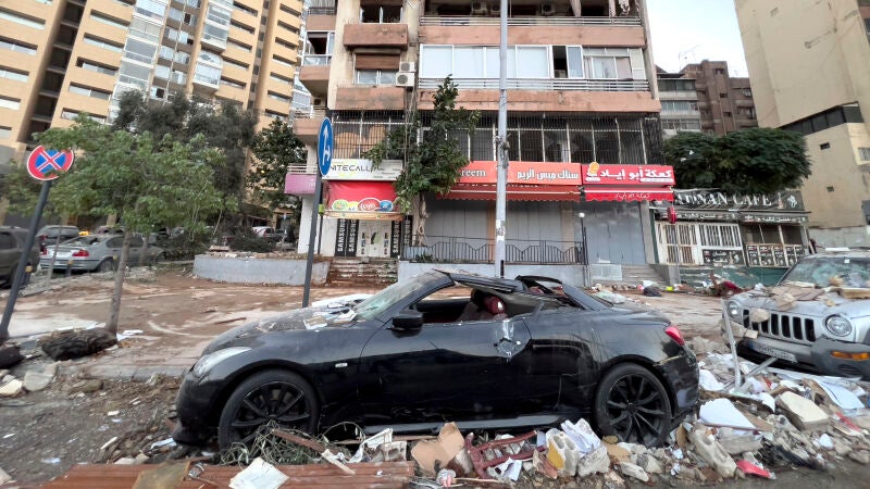 Vehículos dañados frente a un edificio golpeado por un ataque aéreo israelí en la capital del Líbano, Beirut. 