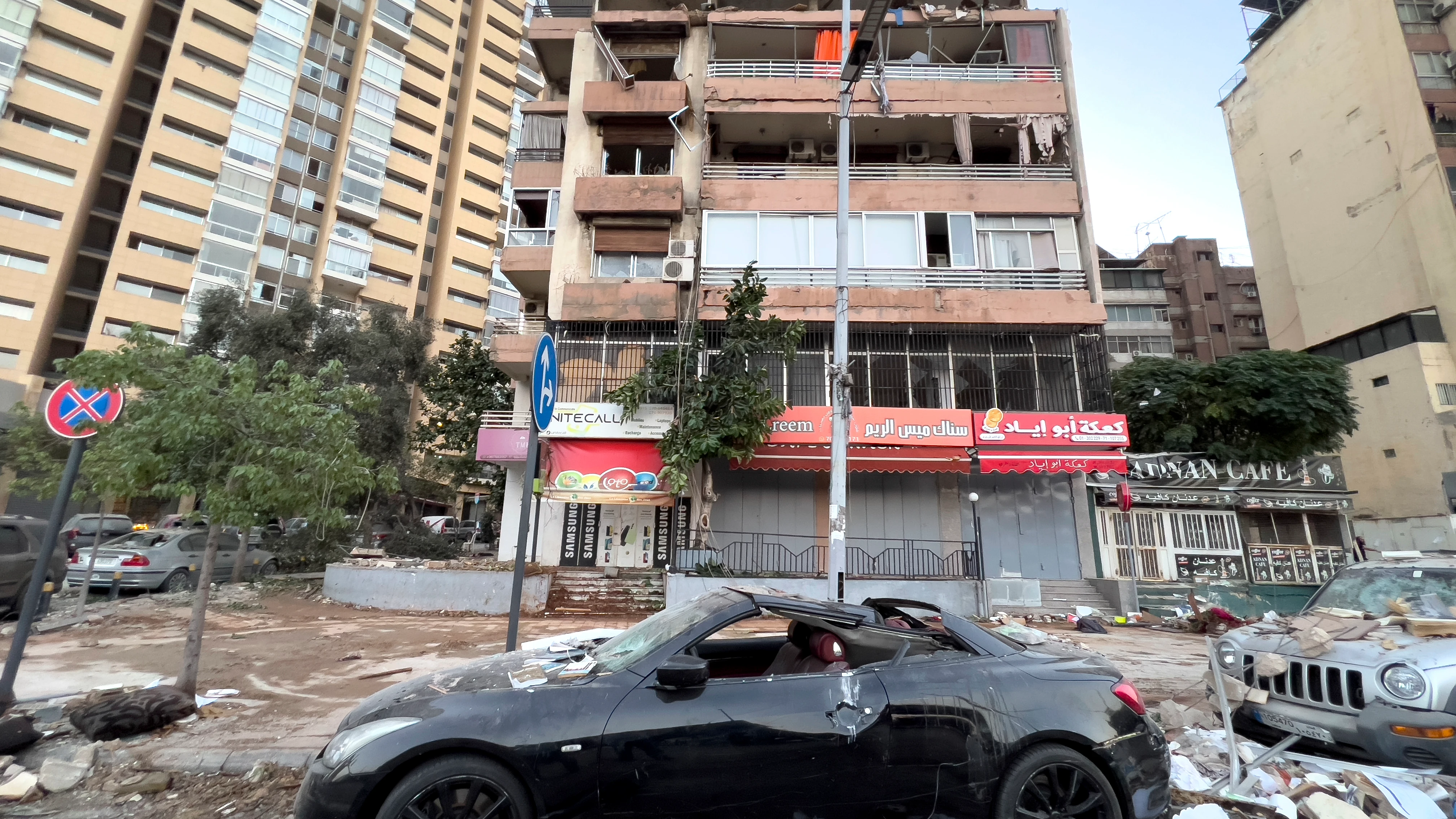 Vehículos dañados frente a un edificio golpeado por un ataque aéreo israelí en la capital del Líbano, Beirut. 