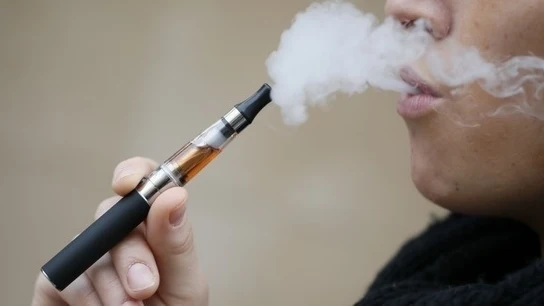 Una persona fuma un cigarrillo electrónico en una imagen de archivo Una persona fuma un cigarrillo electrónico en una imagen de archivo