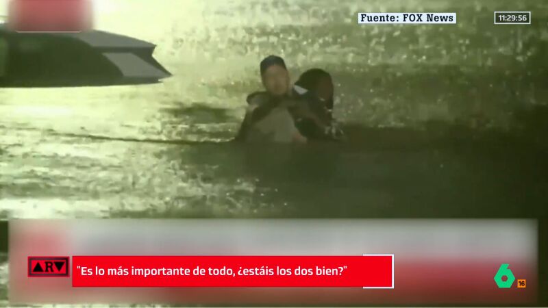 Un reportero rescata en directo a una mujer atrapada en su coche durante las inundaciones por el huracán Helene