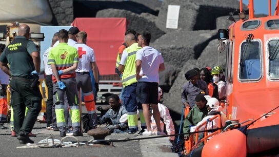 Dos cayucos llegaron este lunes por la ma&ntilde;ana al puerto de La Restinga, en El Hierro