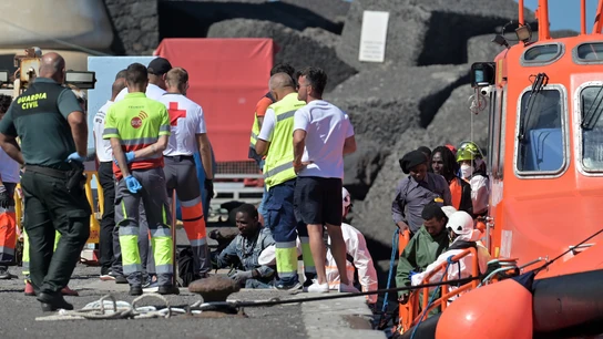 Dos cayucos llegaron este lunes por la mañana al puerto de La Restinga, en El Hierro Dos cayucos llegaron este lunes por la mañana al puerto de La Restinga, en El Hierro