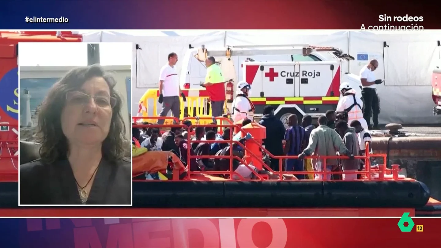 Una médica alerta de la situación límite en El Hierro: "Es como si a Madrid de repente llegan 5 millones de migrantes" Macu Mora, médica en el hospital de El Hierro, explica en este vídeo a Andrea Ropero cómo están viviendo la crisis migratoria y manda un mensaje a los políticos: "Es una vergüenza el reguero de muertos que hay en la ruta desde África a Canarias".