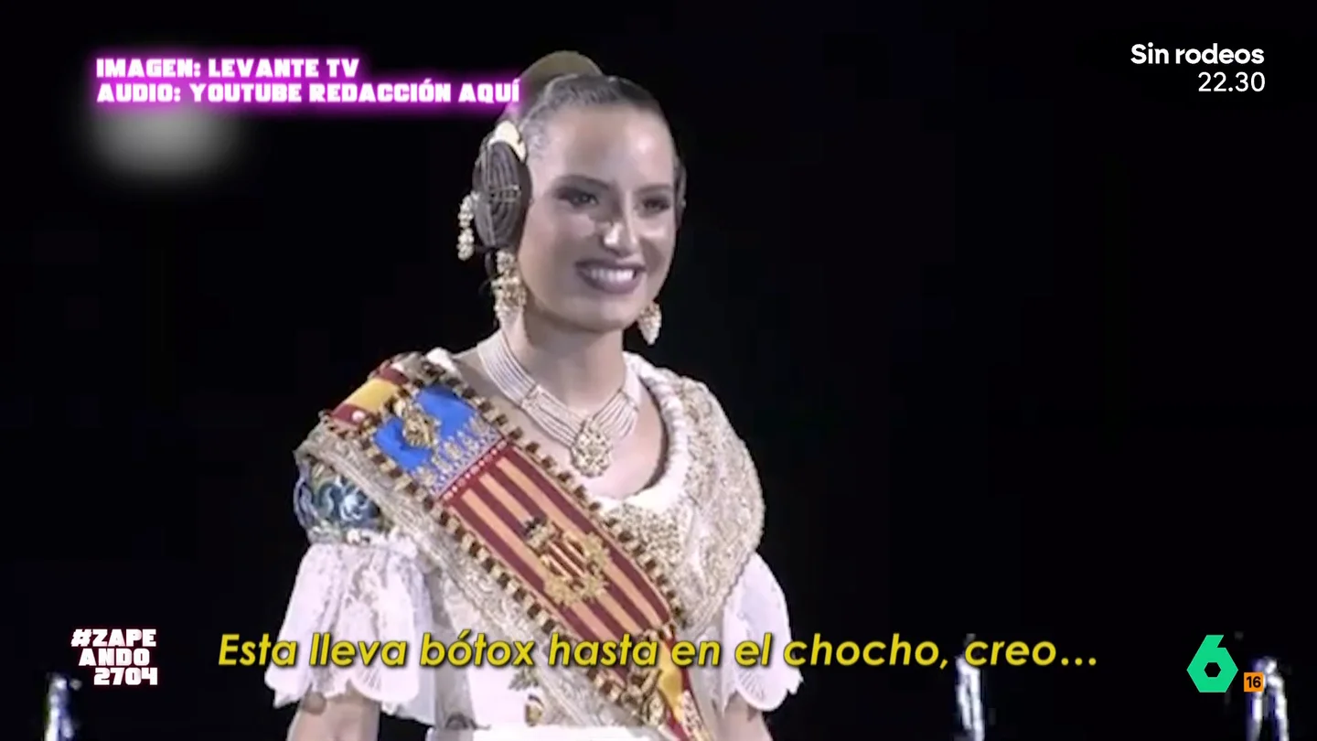 Un micro se la 'juega' a una comentarista de la Gala de elección de candidatas a Fallera Mayor: "Lleva bótox hasta en el..." Un micro abierto traicionó a una de las personas que comentaba la gala de elección de las candidatas y, mientras presentaban a una de las participantes, uno de sus comentarios se coló en el directo.