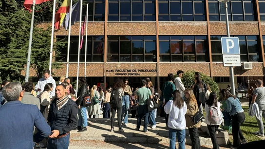 RTVE establece nuevas fechas para el examen de oposiciones de informador tras la suspensión por "filtración de preguntas" Aspirantes a personal fijo de RTVE en la categoría de informador esperan este domingo en el exterior de la Facultad de Ciencias Económicas de la Universidad Complutense de Madrid después de que el ente público haya decidido aplazar las oposiciones por "motivos de fuerza mayor".