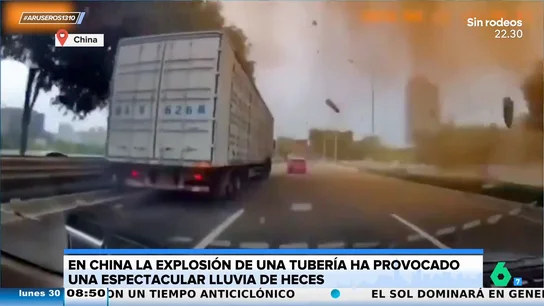 La explosión de una tubería fecal provoca una espectacular "lluvia de caca" que cae sobre los coche en China La explosión de una tubería fecal provoca una espectacular "lluvia de caca" que cae sobre los coche en China