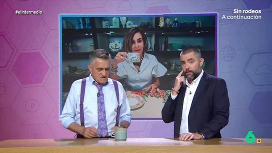 Dani Mateo reta a Wyoming a coger una taza con el 'método' de Carmiña Villegas: "A mí me sacas del botijo y me quedo..." El colaborador de El Intermedio repasa alguno de los vídeos de esta influencer de las buenas maneras. En sus redes sociales, Villegas muestra a su más de medio millón de seguidores cómo comportarse en la mesa.