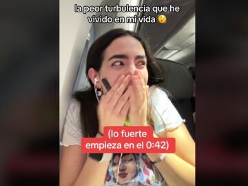 @marthadelhoyo riéndose por unas turbulencias en el avión