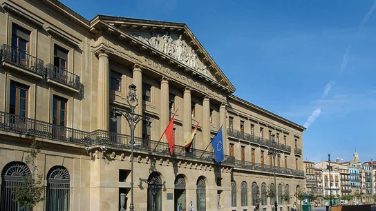 Qué debes saber de las oposiciones de TCAE de Navarra: requisitos, fechas y exámenes Fachada del Palacio de Gobierno de Navarra