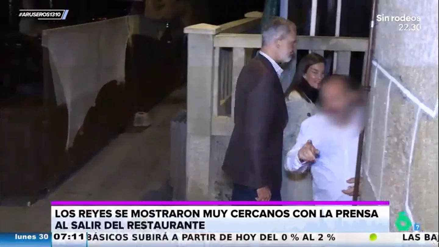 Un espontáneo interrumpe a la reina Letizia cuando habla con la prensa: "A mí no me grabes, que no soy famoso" Un espontáneo interrumpe a la reina Letizia cuando habla con la prensa: "A mí no me grabes, que no soy famoso"