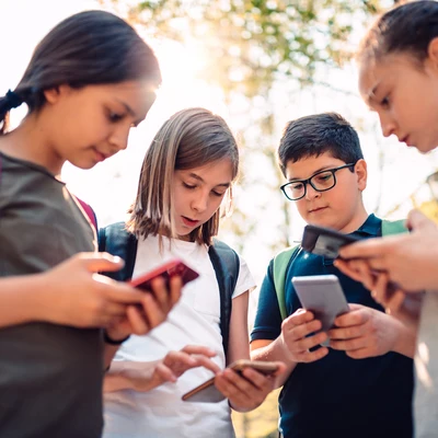Niños adolescentes con el teléfono móvil