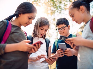 Niños adolescentes con el teléfono móvil