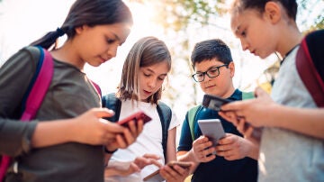 Niños adolescentes con el teléfono móvil