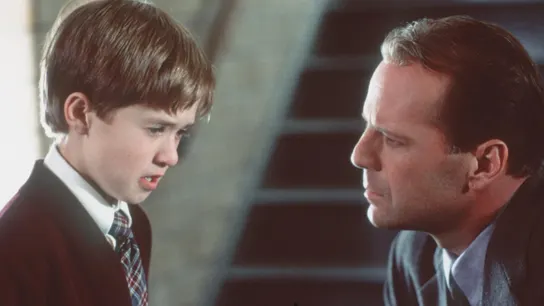 Haley Joel Osment y Bruce Willis en el rodaje de 'El sexto sentido'. Haley Joel Osment y Bruce Willis en el rodaje de 'El sexto sentido'.