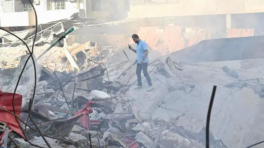 Un hombre camina sobre los escombros en el barrio Haret Hreik en Beirut (Líbano). Un hombre camina sobre los escombros en el barrio Haret Hreik en Beirut (Líbano).