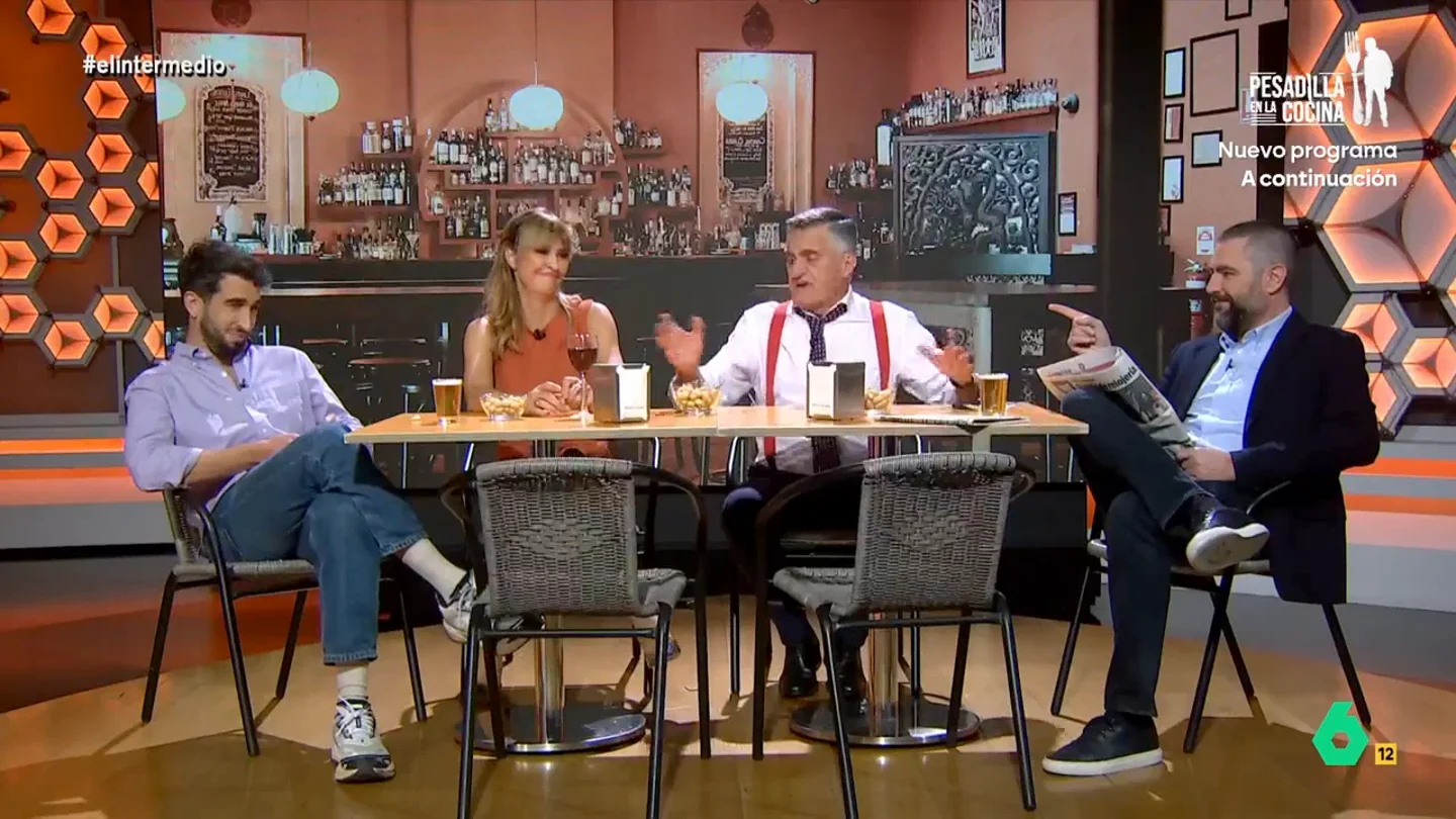 Isma Juárez, a Wyoming tras la subida de los alimentos por el IVA: "Este año mi caché me lo pagas en aceite de oliva" Sandra Sabatés, Wyoming, Dani Mateo e Isma Juárez se citan en el nuevo bar de El Intermedio y, en este vídeo, debaten sobre la subida de los alimentos, el uso del cannabis para usos terapéuticos o el fin del teletrabajo en Amazon.