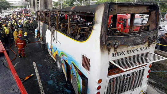 Al menos 10 muertos al incendiarse un autobús escolar en Bangkok Al menos 10 muertos al incendiarse un autobús escolar en Bangkok