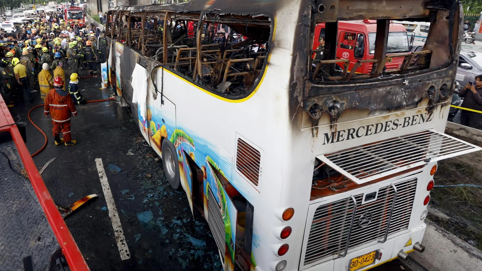 Al menos 10 muertos al incendiarse un autobús escolar en Bangkok