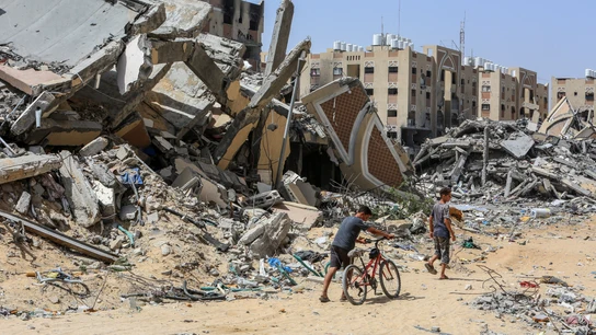 Imagen de archivo de niños ante edificios destruidos en la Franja de Gaza Imagen de archivo de niños ante edificios destruidos en la Franja de Gaza