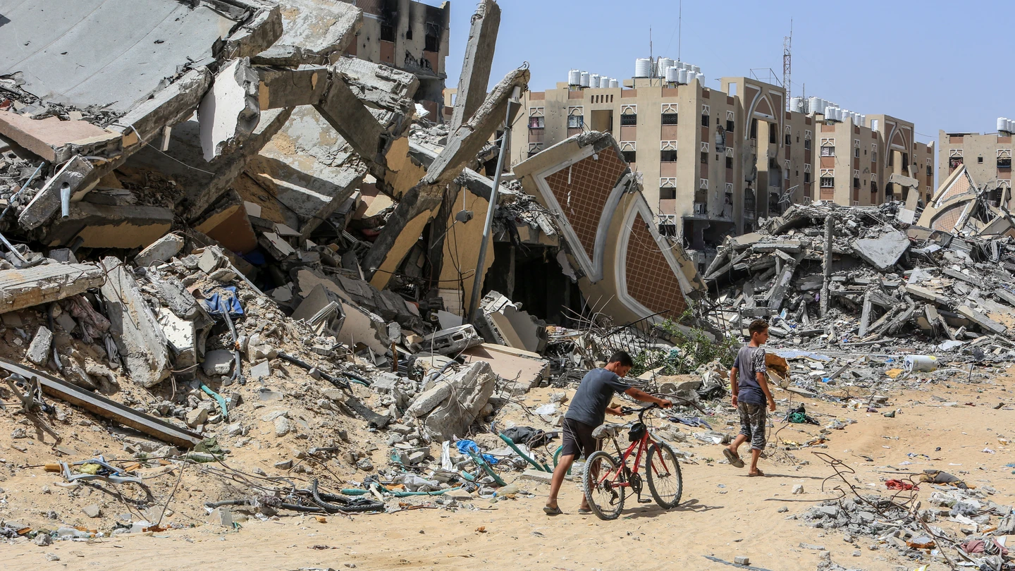 Imagen de archivo de niños ante edificios destruidos en la Franja de Gaza Imagen de archivo de niños ante edificios destruidos en la Franja de Gaza