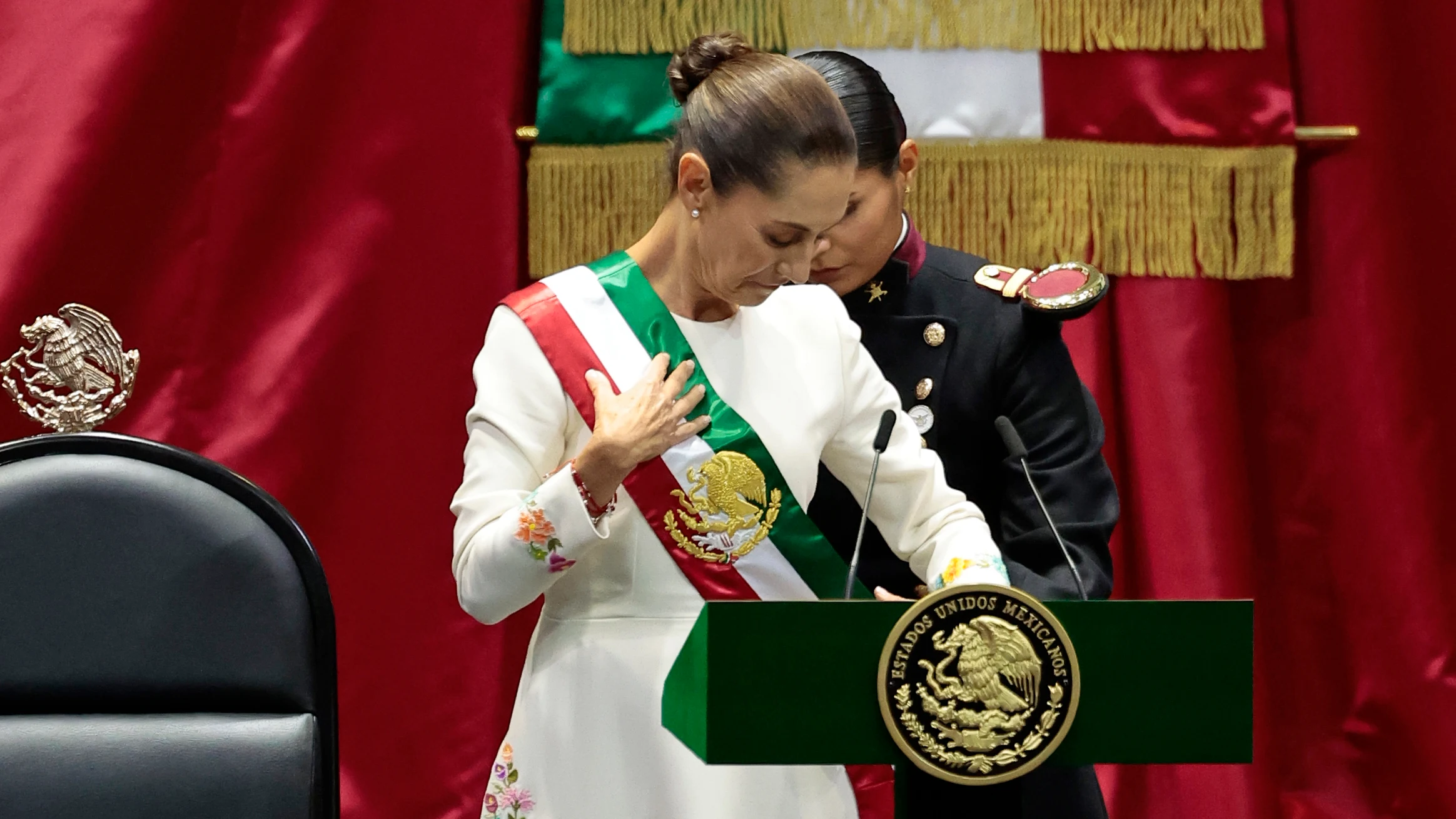 La presidenta de México Claudia Sheinbaum, recibe la banda presidencial en la Cámara de Diputados este martes en la Ciudad de México