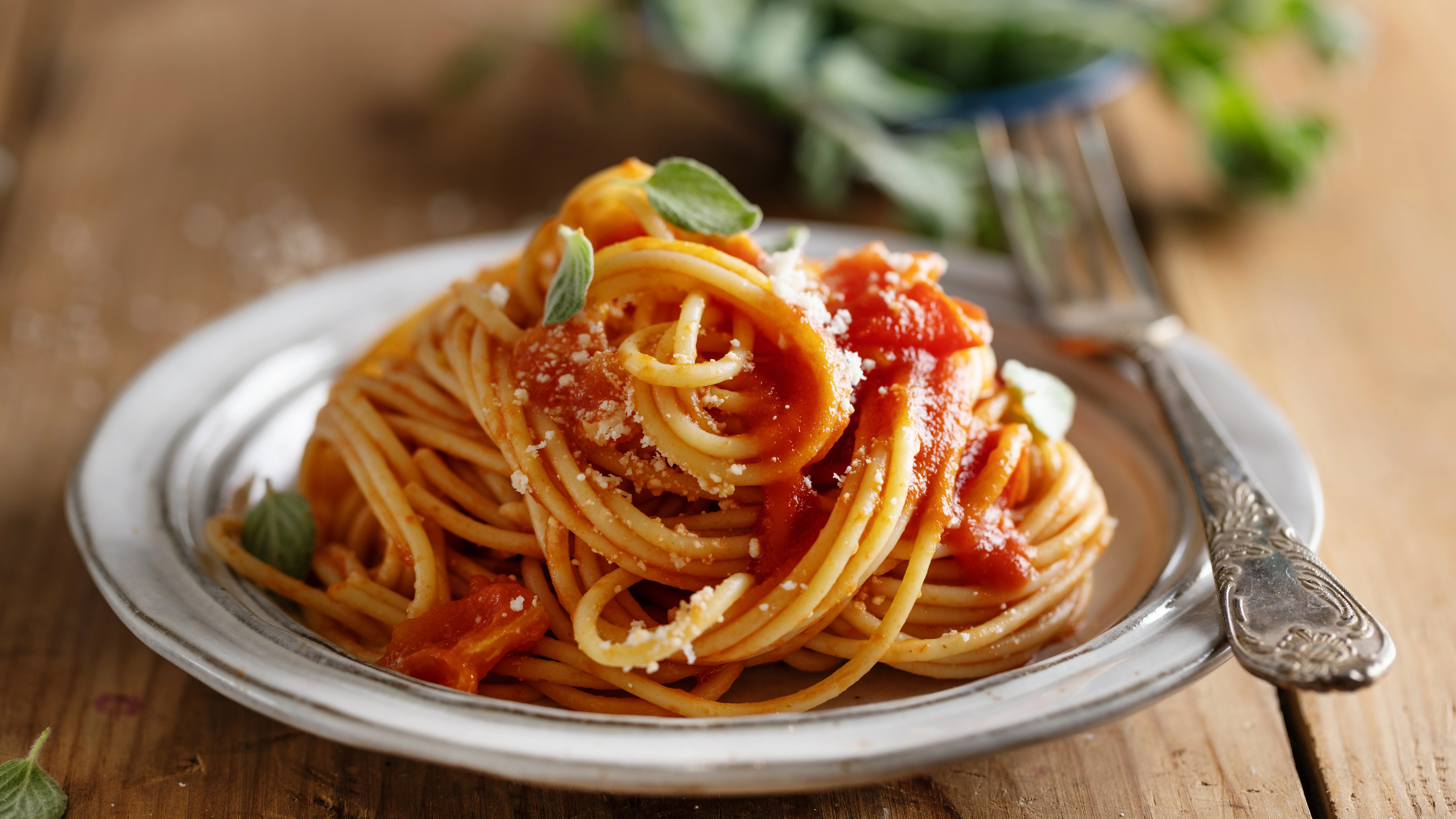 un plato de pasta.