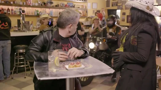 La dueña de 'La dulce Harleey' justifica a Chicote que entre una moto dentro del bar: "Tenemos un bar de espectáculos" La dueña de 'La dulce Harleey' justifica a Chicote que entre una moto dentro del bar: "Tenemos un bar de espectáculos"