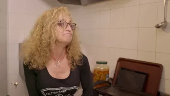 La cocinera de 'La dulce Harleey', al escuchar el "perdón" del encargado a Chicote: "Siempre ha sido un chulito" La cocinera de 'La dulce Harleey', al escuchar el "perdón" del encargado a Chicote: "Siempre ha sido un chulito"